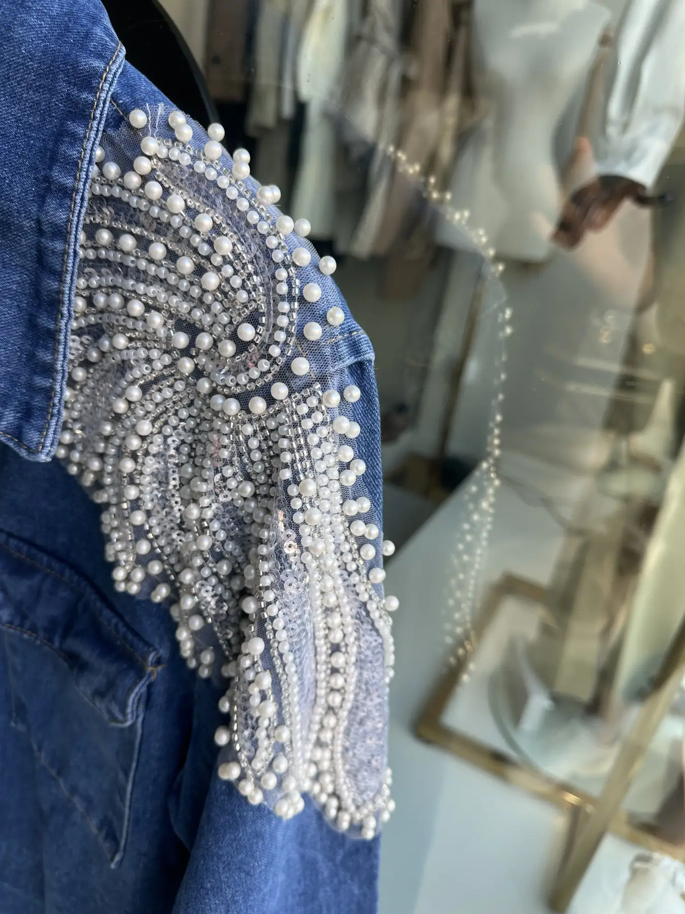 Denim jacket με πέρλες λεπτομέρειες στα μανίκια