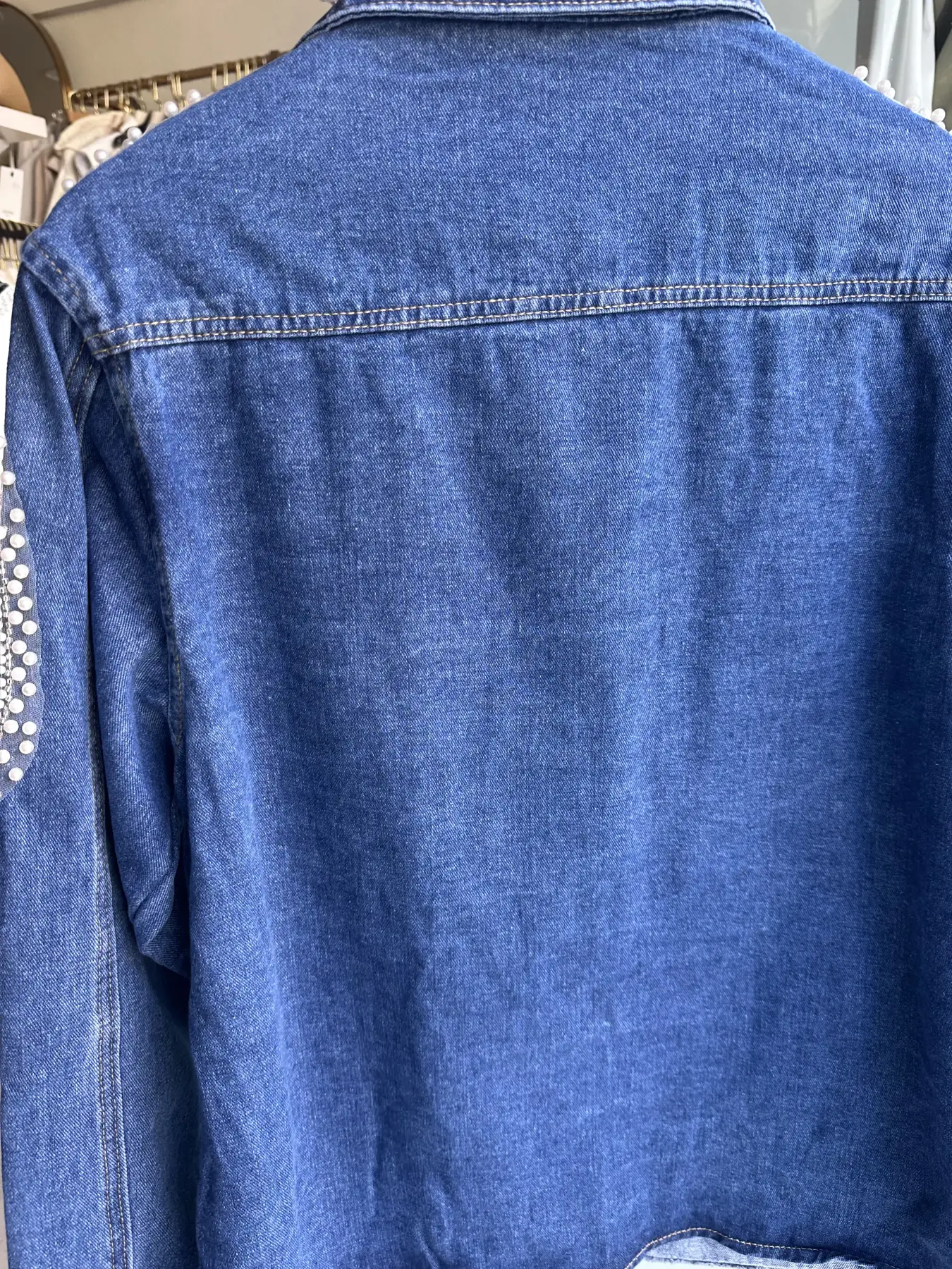 Denim jacket με πέρλες λεπτομέρειες στα μανίκια