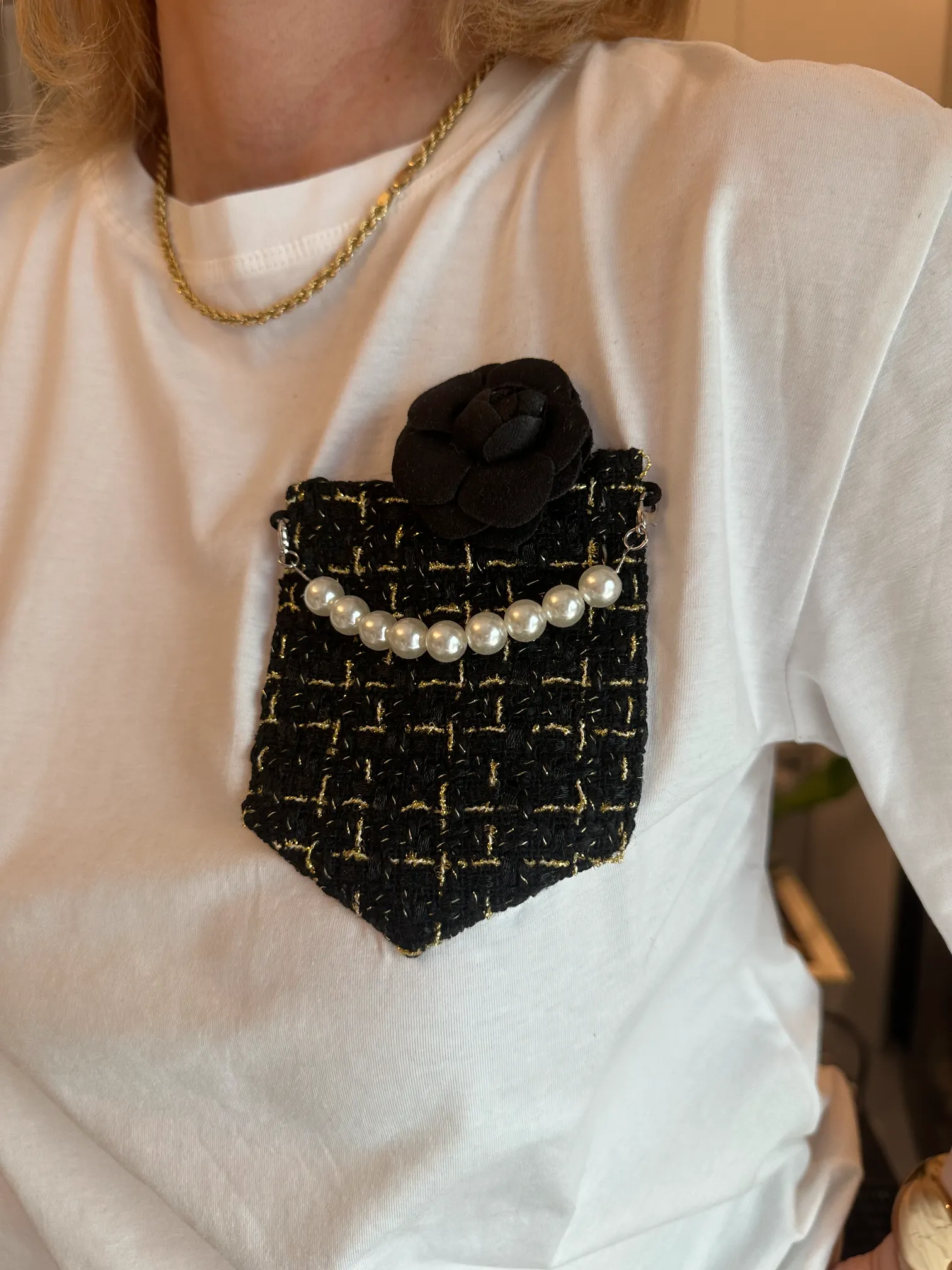 Λευκό t-shirt με λεπτομέρεια τσεπάκι με πέρλες