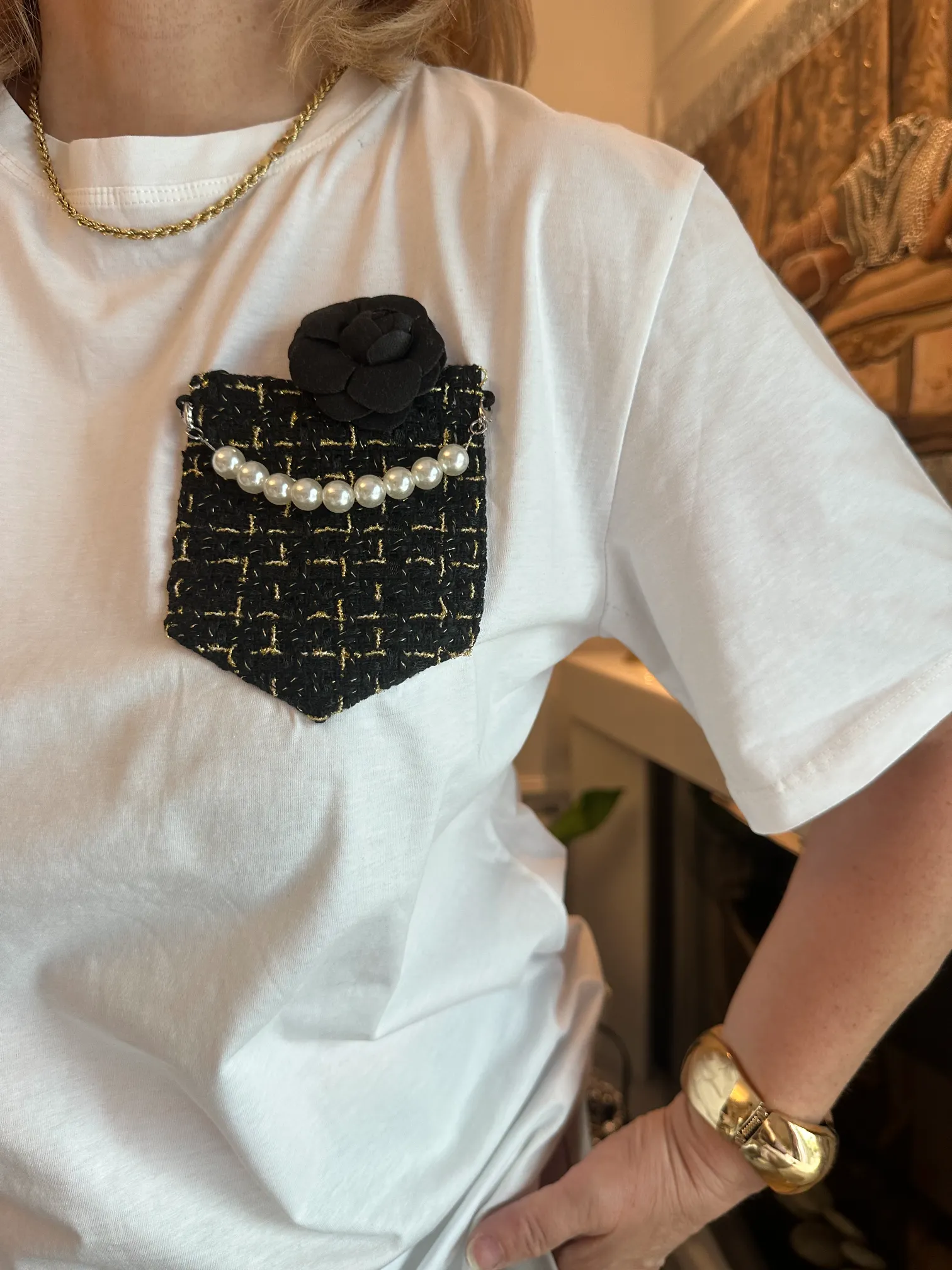Λευκό t-shirt με λεπτομέρεια τσεπάκι με πέρλες