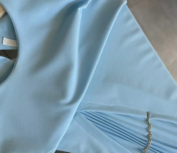 Μακρυμάνικο Φόρεμα Mini Baby Blue με Πλισέ Άνοιγμα στο Πλάι & Μεταλλική Αλυσίδα