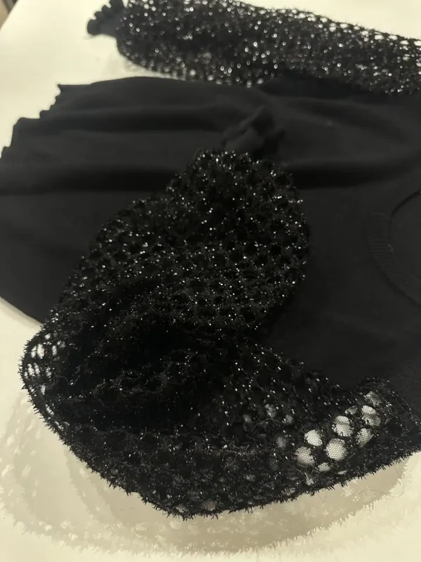 Γυναικεία Κομψή Μπλούζα Μαύρη με Διάτρητη Glitter Δαντέλα στα Μανίκια