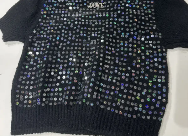 Μαύρο Πλεκτό Crop Top με Παγιέτες & Αποσπώμενη Καρφίτσα “LOVE”