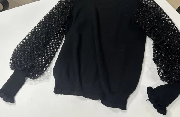 Γυναικεία Κομψή Μπλούζα Μαύρη με Διάτρητη Glitter Δαντέλα στα Μανίκια