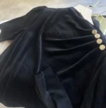 Βελούδινη Μαύρη Μπλούζα με Ασύμμετρη Λαιμόκοψη & Χρυσές Λεπτομέρειες
