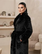Μακριά μαύρη γούνα πλεκτή ψαροκόκαλο με εντυπωσιακό Γιακά & Ζώνη – γυαλιστερή & κομψή