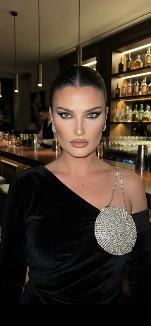 Φόρεμα Black Velvet One-Shoulder Dress με Κρυστάλλινο Statement Αξεσουάρ