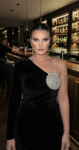 Φόρεμα Black Velvet One-Shoulder Dress με Κρυστάλλινο Statement Αξεσουάρ