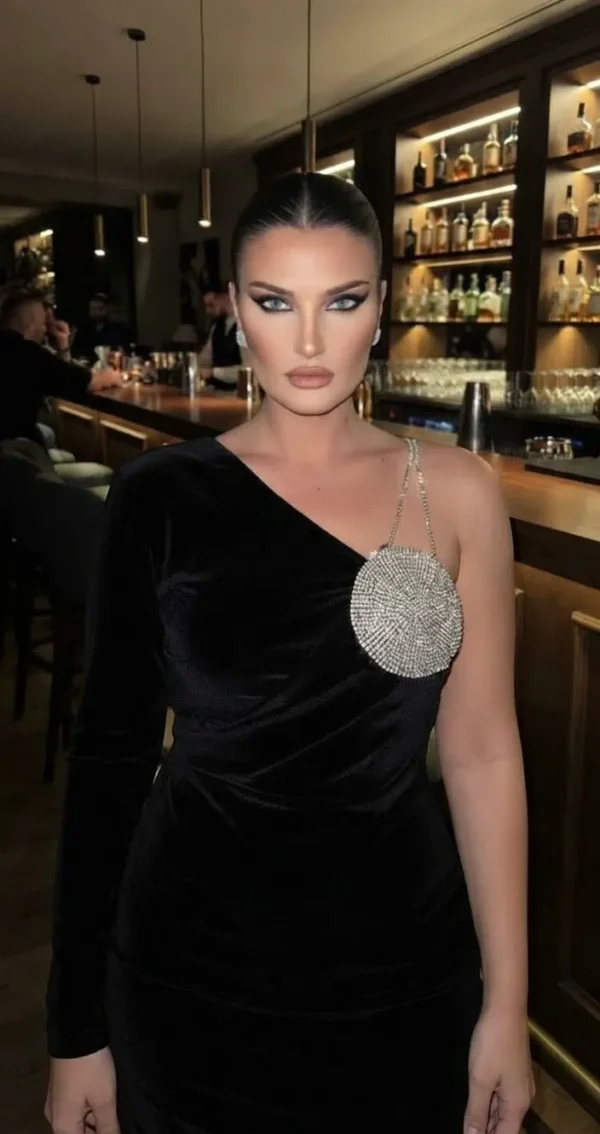 Φόρεμα Black Velvet One-Shoulder Dress με Κρυστάλλινο Statement Αξεσουάρ